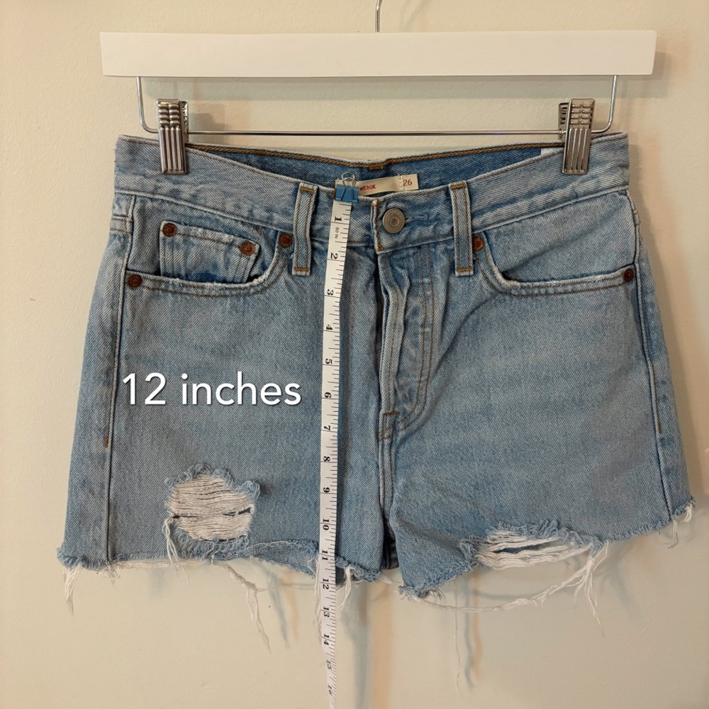 Levi's High Rise Wedgie Fit Distressed Shorts - Size 26 - Picture 7 of 12